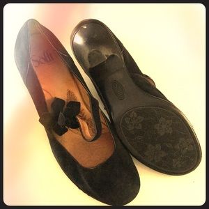 Söftt Black Suede heels with flower